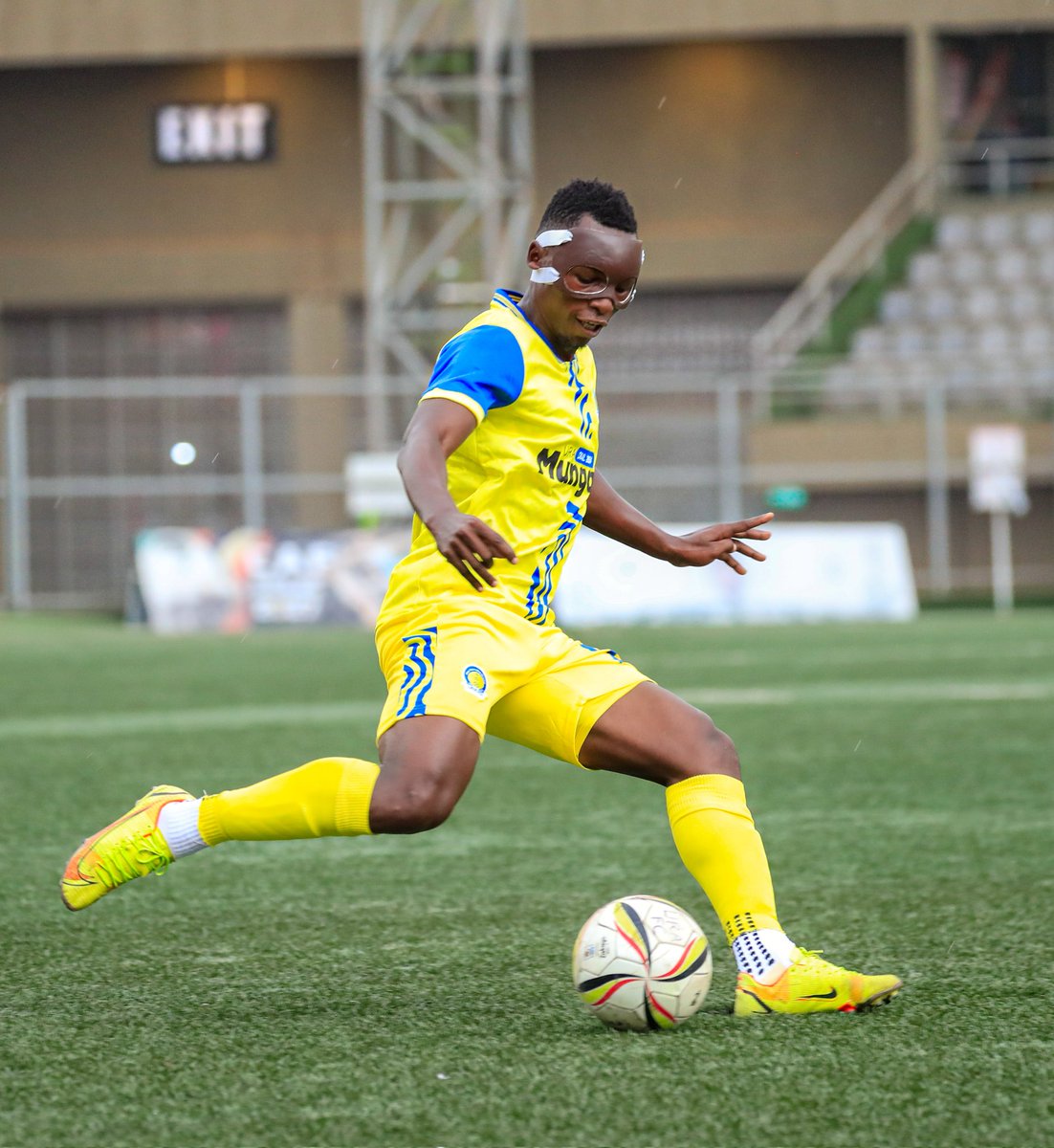 sportslens1's tweet photo. Great to see James Begisa back on the pitch! 👏⚽
Played the full 90 minutes after recovering from a head injury, rocking a protective face mask — true warrior 💪🛡️
#UPL #JamesBegisa #FootballComeback @URAFC_Official https://t.co/KNSxDVEbPp