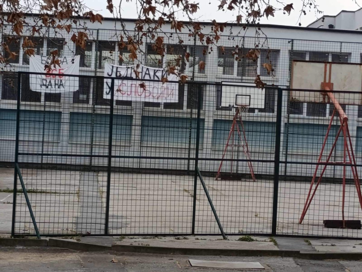 Krov Obrenovačke gimnazije prokišnjava, učenici nisu u klupama već 15 dana, a obrenovački Čučko-naprednjaci zauzeti su vođenjem kampanje u Aranđelovcu.

SNS vlast nije sposobna da uradi bilo šta korisno, pa ni da popravi krov škole. 

Sposobni su jedino da otimaju i uništavaju.