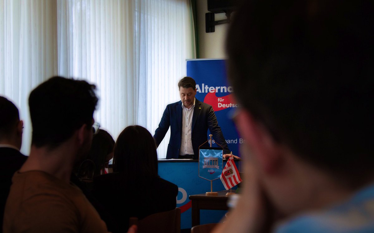 gd_bremen's tweet photo. 📸 Impressionen der Gründung der Generation Deutschland Bremen

Unter Grußworten des Landesvorsitzenden der AfD Bremen, @SergejMinichAfD, des stellvertretenden Bundessprechers der Generation Deutschland, Patrick Heinz, sowie der Landesvorsitzenden der Generation Deutschland Thüringen, Carolin Lichtenheld, gründete sich am Samstag, dem 31. Januar, der Landesverband Generation Deutschland Bremen.

Die Gründungsversammlung fand unter der Versammlungsleitung von @KevinDorow statt. Im Rahmen der Versammlung wurde natürlich der Landesvorstand gewählt: Zum Landesvorsitzenden wurde einstimmig @MarcelFetke gewählt, sein Stellvertreter ist @MarvinMergard. Ein Finanzbeauftragter, zwei Beisitzer sowie ein Schriftführer komplettieren den Vorstand.

Mit der Gründung des Landesverbandes schafft die Generation Deutschland Bremen eine organisatorische Grundlage für die politische Arbeit junger Mitglieder im Land Bremen und setzt damit einen weiteren Schritt im bundesweiten Aufbau der Organisation.