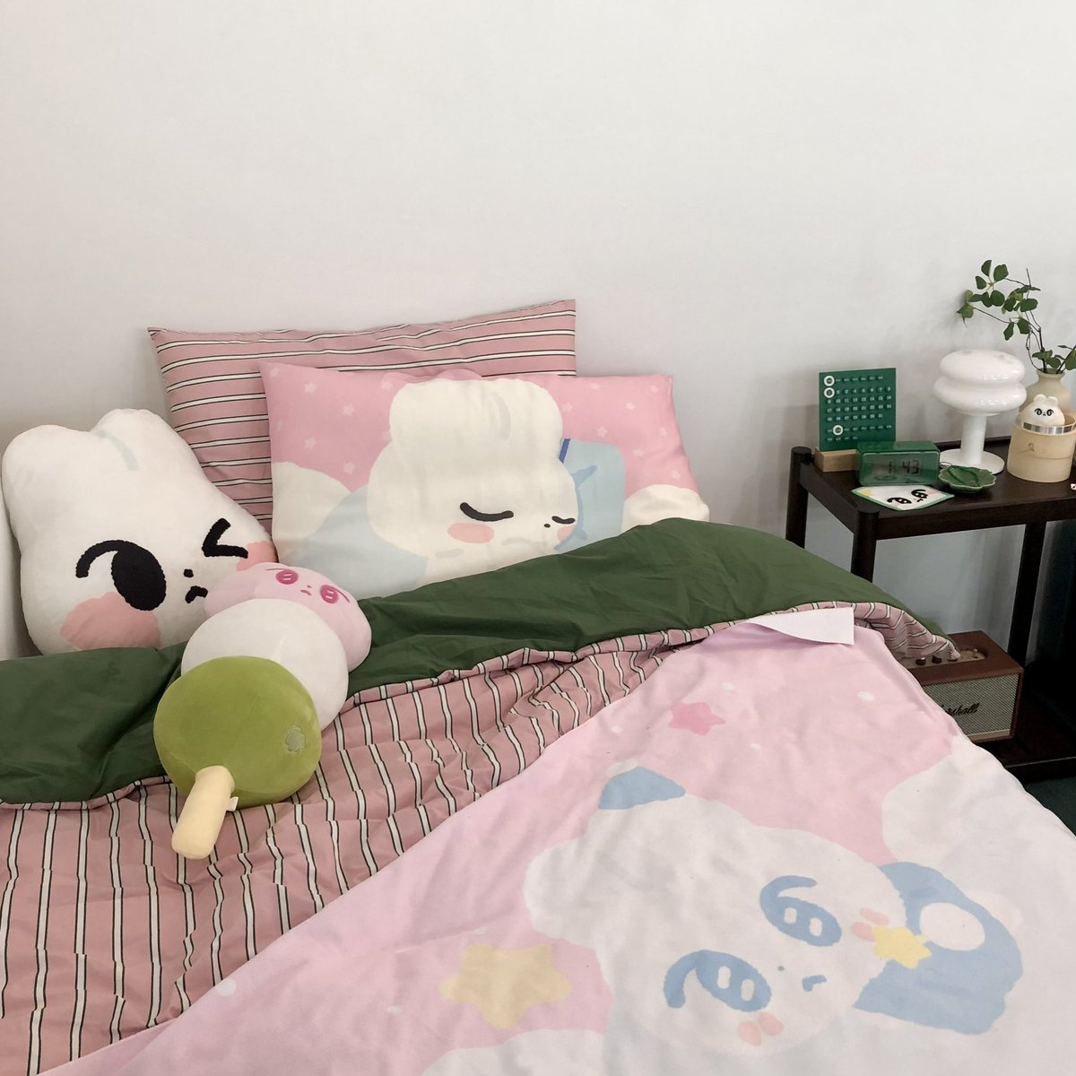radieusement's tweet photo. 그대로 내 방으로 옮기고 싶었고 영필름이라는 이름으로 자리잡기 전에 다녀왔던 전시회들의 메인 사진이 보일때마다 혼자 🥺상태됐었음... 난 그때 기억이 아직 선명한데 시간이 언제 이렇게 흐른건지🥺 https://t.co/oZT2mFyKDy