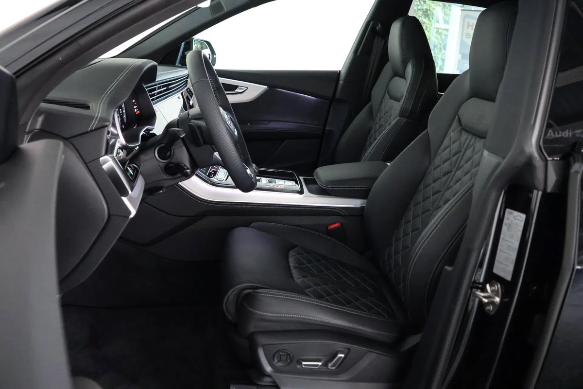 AutoReuvers's tweet photo. Audi Q8 55 TFSI e quattro S-Line Pro
Representatief rijden met comfort, technologie en kracht.

#AudiQ8 #ZakelijkRijden #PlugInHybride
#SLinePro #PremiumMobility #AutoReuvers https://t.co/ytvGu24w0t