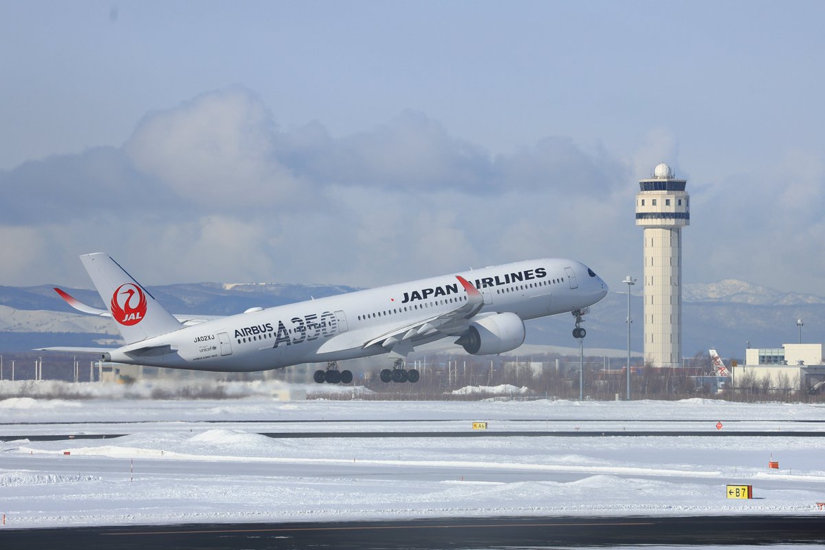 biru_dream's tweet photo. やっぱり寒かったけど雪景色の撮影は楽しかったわ～♪
#fly_jal #japanairlines #新千歳空港
#a350 https://t.co/G9Hcv6bJNa
