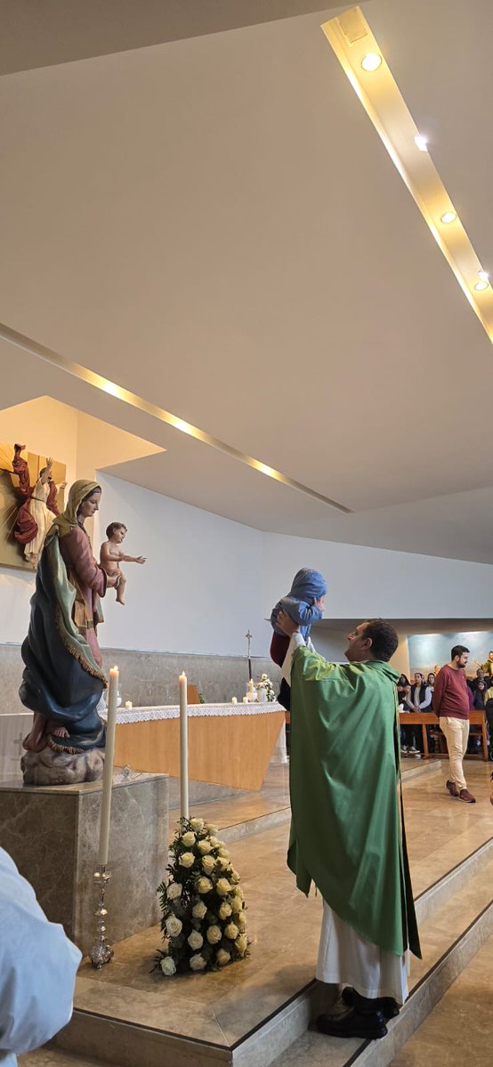 manuelmgv1's tweet image. Celebración de la #Eucaristía en el #díadelSeñor. Hemos ofrecido a la Virgen los niños bautizados en el último año y también nuestras flores.