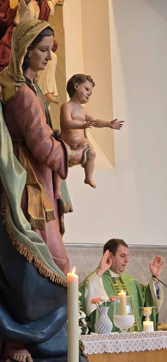 manuelmgv1's tweet image. Celebración de la #Eucaristía en el #díadelSeñor. Hemos ofrecido a la Virgen los niños bautizados en el último año y también nuestras flores.