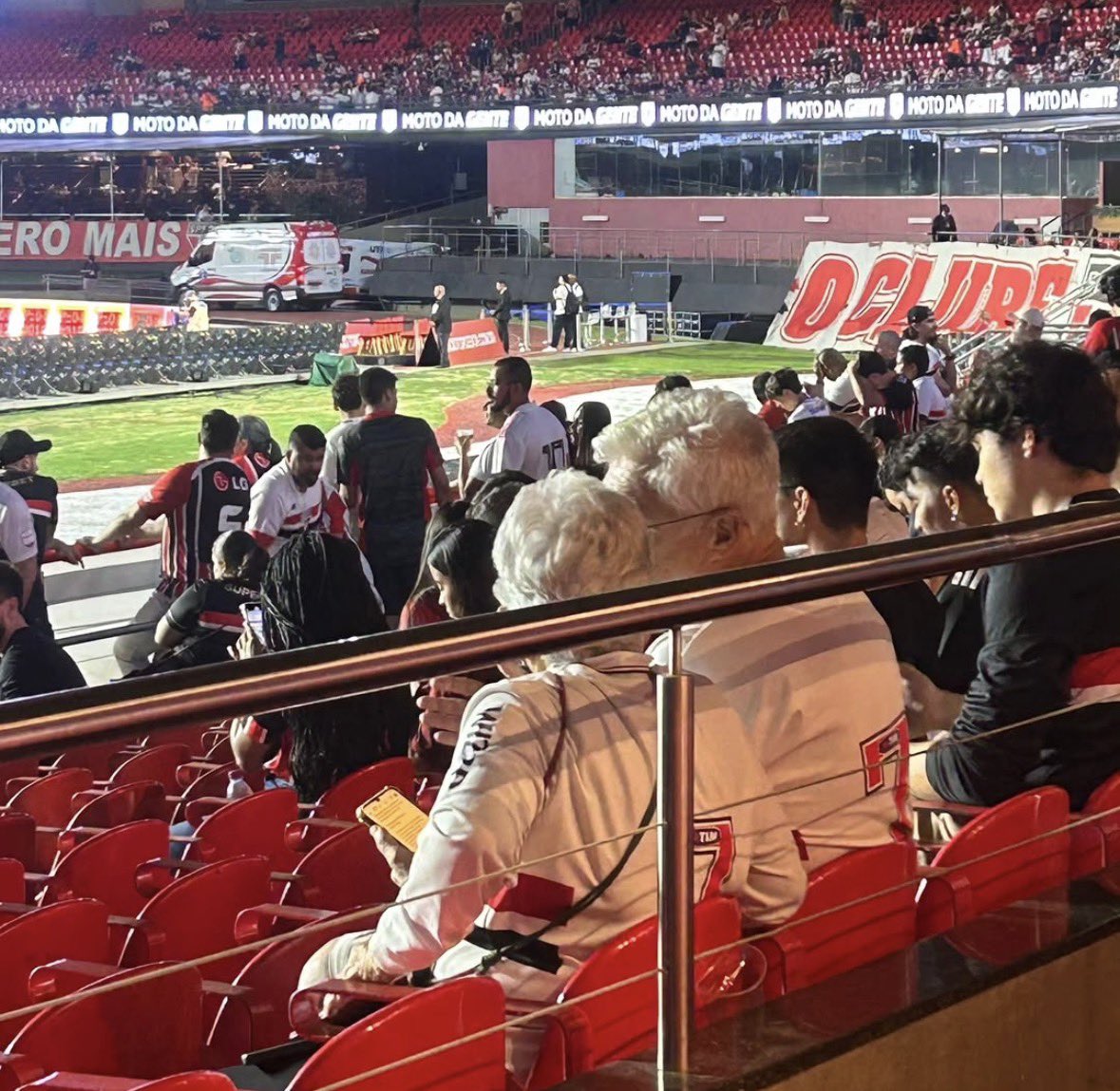 tricorote's tweet photo. E esse casalzão no Morumbi? 🥹❤️ https://t.co/G30vtcxUJc