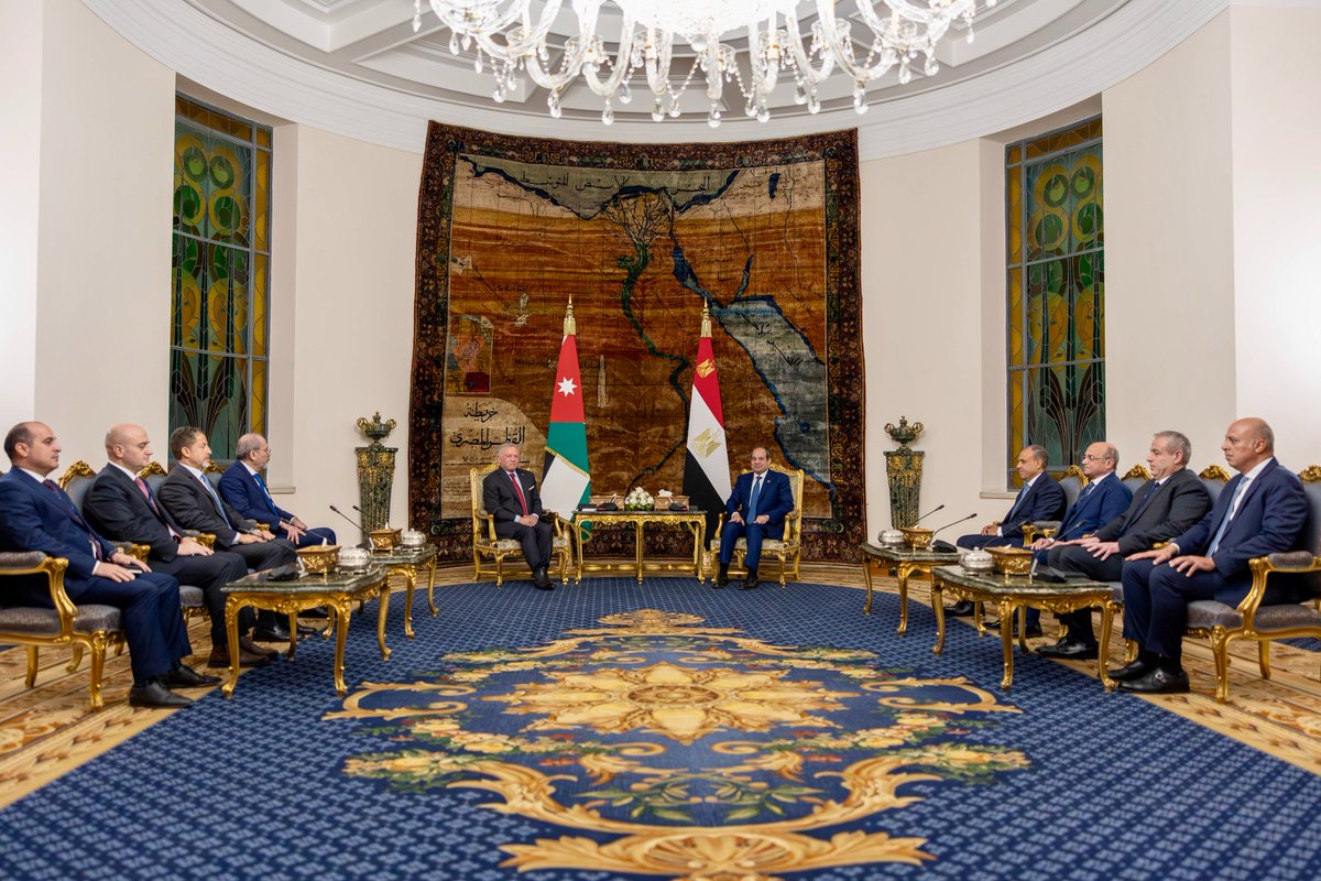 جلالة الملك عبدالله الثاني والرئيس المصري عبدالفتاح السيسي يعقدان مباحثات في القاهرة ركزت على أهمية تعزيز العمل العربي المشترك لاستعادة استقرار المنطقة.
وأكد الزعيمان أهمية مواصلة التنسيق والتشاور بما يحقق المصالح المشتركة ويخدم القضايا العربية، وفي مقدمتها القضية الفلسطينية