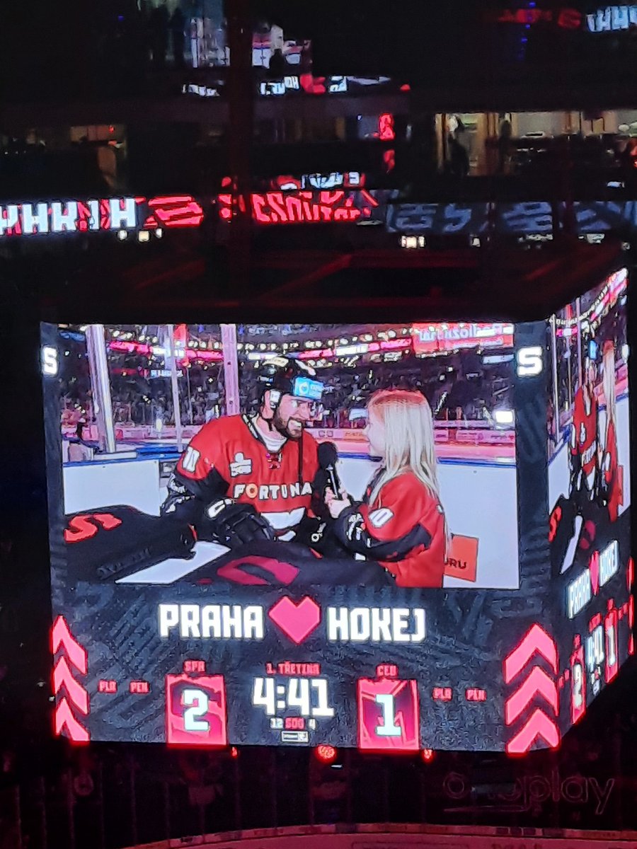 Sigi_JE's tweet photo. Mark Pysyk nejprve dnes otevřel skóre zápasu @HCSpartaPraha,v první přestávce s ním pak udělala výborný rozhovor jeho dcera. Bavil mě víc, než kdejaký profi. 👍

Věčně usměvavý. Ten chlap je poklad. https://t.co/kXMyOOioqK