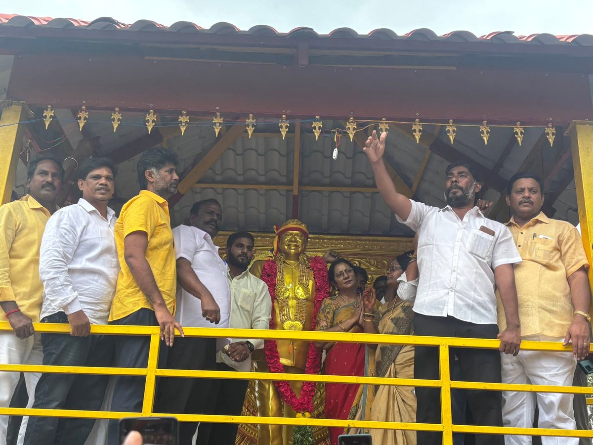 மாவீரன் குரு பூஜை ஜெயந்தி விழாவில் பாமக நிறுவனர் தலைவர் மருத்துவர் அய்யா ஆணைக்கிணங்க இன்று கலந்து கொண்டேன்.!

ஸ்ரீ காந்தி இராமதாசு 
செயல் தலைவர்,பாட்டாளி மக்கள் கட்சி 
தலைவர்,பசுமைத் தாயகம் 

#PMK #DrAyya #kaduvettiguru