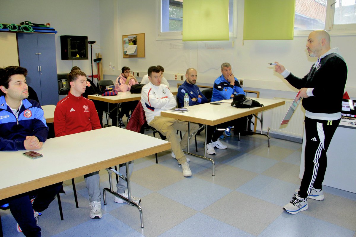📚 El curso Nacional C de fútbol sala ha realizado hoy domingo una clase teórica y otra práctica dirigidas por el coordinador de la Escuela <a href="/FVFentrenadores/">Bizkaiko Entrenatzaileen Eskola | EVE-BEE</a> Íñigo Martínez.
🏟 Los alumnos han desarrollado sus ejercicios en las aulas del CIME y en el Frontón de <a href="/EtxebarriBizi/">Etxebarri Bizi</a> .