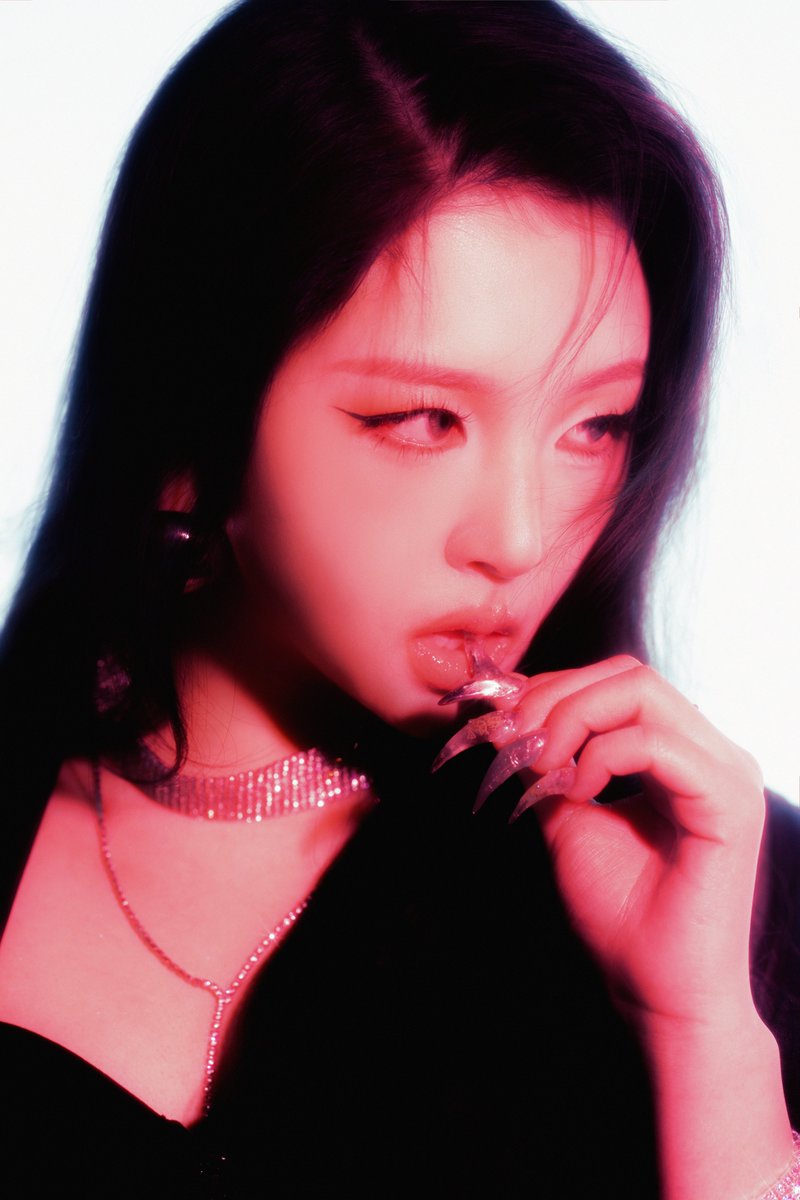 npomvtt's tweet photo. Jiwoo (KARD) libera imagens conceituais para o lançamento do seu 1° EP "(EX)IST", que ocorre no dia 11 de fevereiro. https://t.co/7qNenXySFl