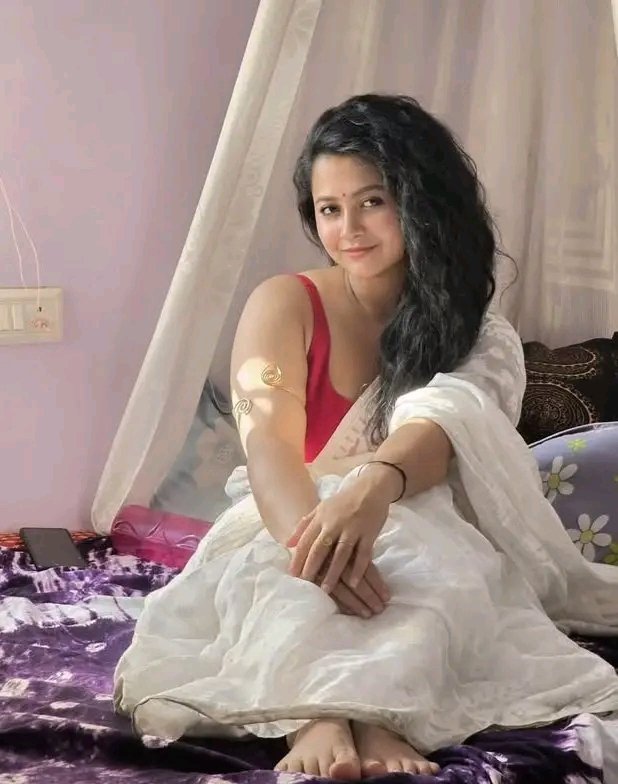 مے اُلفت کے سرشاروں کو میخانے سے کیا مطلب
ادا، رُوحِ نشاط اُس کی، نظر جانِ بہار اُس کی
ــــــــــــــــــــــ 🖤🥀