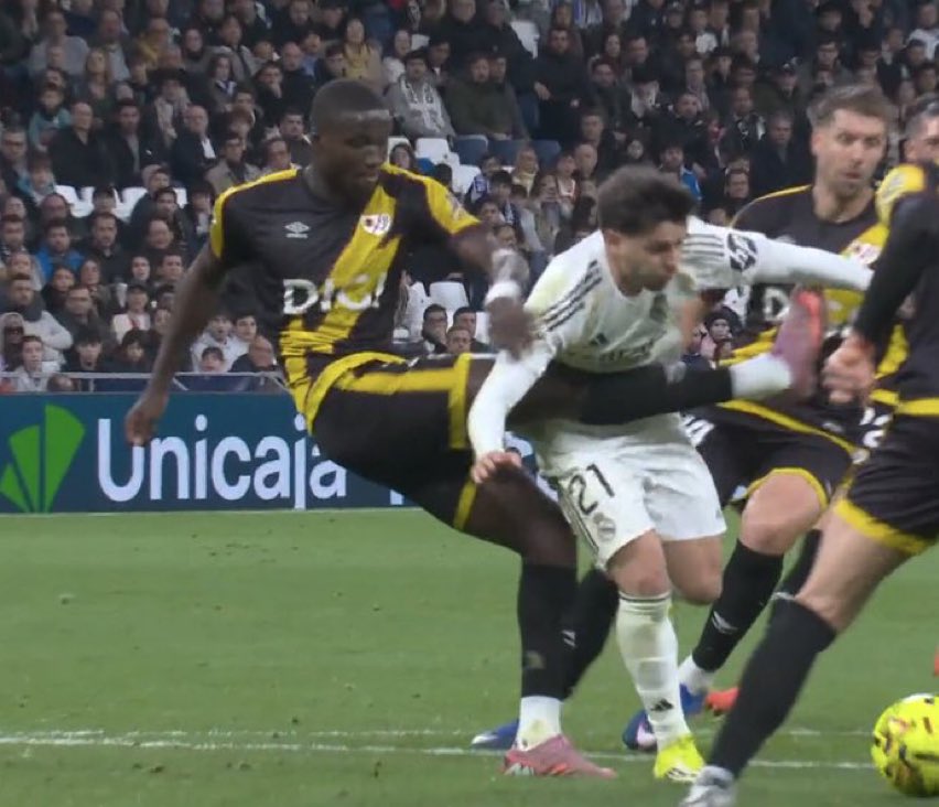 🚨 <a href="/LaLigaTV/">LALIGA TV</a>: “That’s a very clear penalty. Should be no complains. No idea what the defender is doing or thinking.”