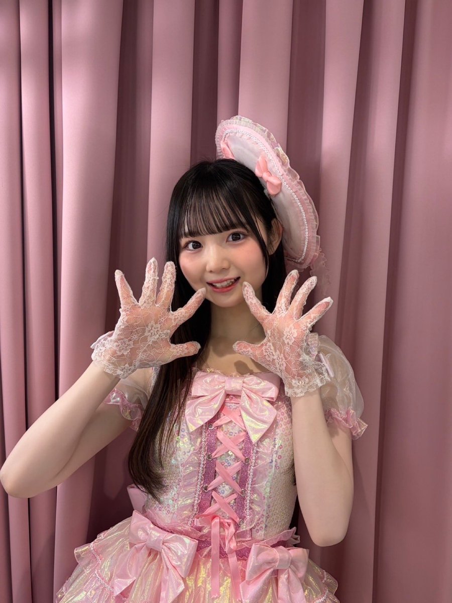 手をつなぎながら公演 初日 ありがとうございました🤝🏻❕ 可愛い系の