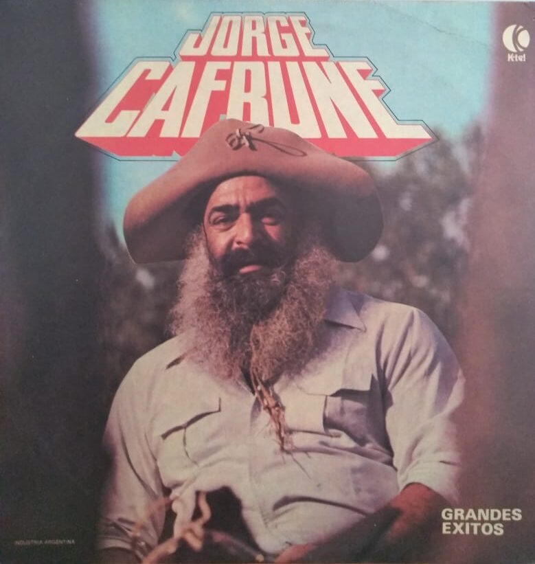 Mirko1122011's tweet image. Me tuve que fijar y es cierto.
Increíble. Cafrune tenía solo 40 años cuando falleció.
 Es como cuando te enterás que James Gandolfini tenía 35 en el primer episodio de Los Soprano o que Leo Mattioli 38 cuando murió.