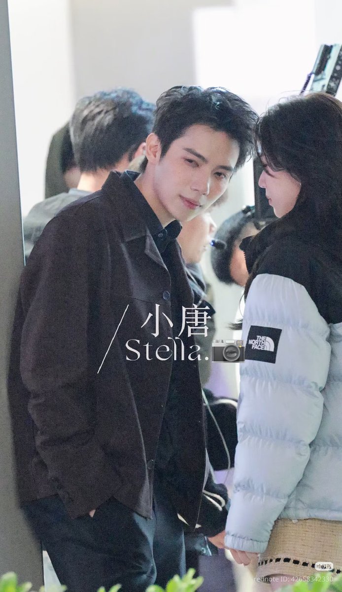 Huo Xu lagi plenger habis mabok2 an 😆 terus kiss scene sama mbak bai yutong 😆😆

#LuoYizhou
#TheWarmthInTheDark 

Cr on pict