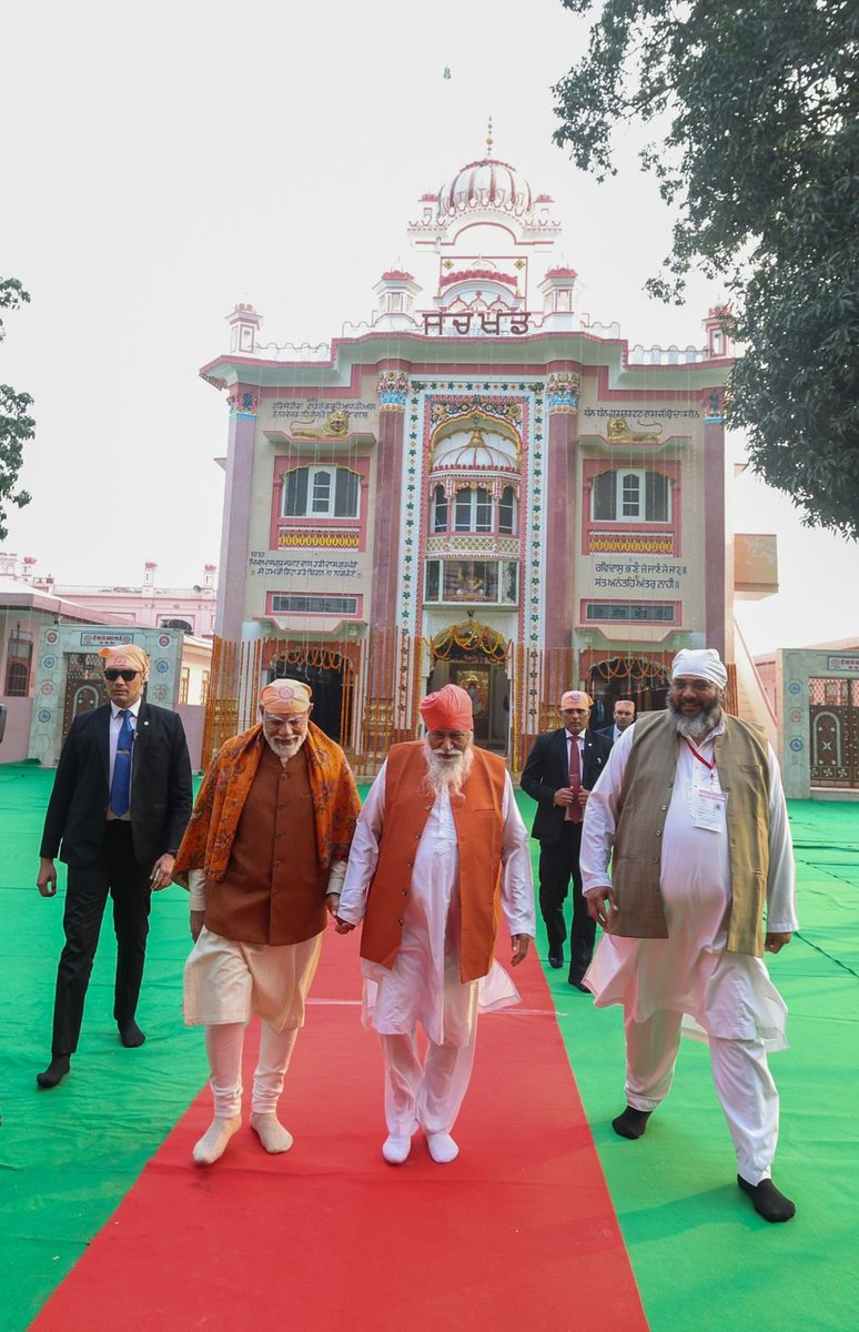 narendramodi's tweet photo. ਸ੍ਰੀ ਗੁਰੂ ਰਵਿਦਾਸ ਮਹਾਰਾਜ ਜੀ ਦੀ ਜਯੰਤੀ 'ਤੇ ਡੇਰਾ ਸੱਚਖੰਡ ਬੱਲਾਂ ਵਿਖੇ ਆਉਣਾ ਬਹੁਤ ਹੀ ਖ਼ਾਸ ਅਹਿਸਾਸ ਸੀ। https://t.co/O2DdxbtkuJ
