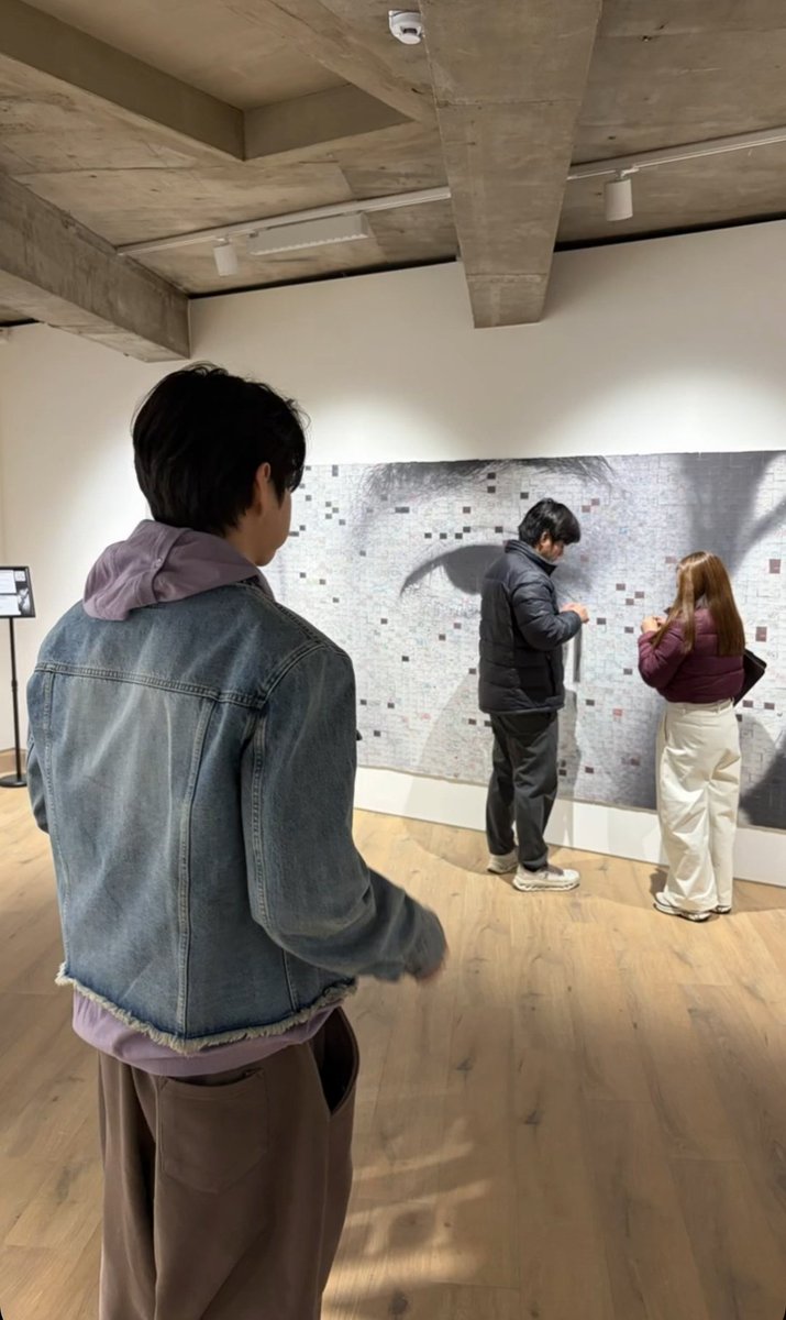 vhyungiekim's tweet image. Tener a Taehyung detrás de ti y no darte cuenta hasta que ves en weverse como Taehyung se burla de ti 😭 yo seguro me m4to

🐻: detrás... detrás... detrás de mi

#TAEHYUNG