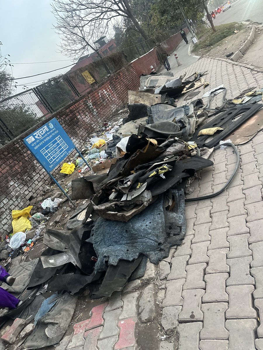 shishupaul02's tweet photo. The condition of #Cleanness in #Chandigarh @MCChandigarh @SwachhChd on Sunday @Gulab_kataria Res Sir. @AU_CDGNews @DainikBhaskar @JagranNews @saveratimes @JagbaniOnline @timesofindia @HTChandigarh @TOIChandigarh https://t.co/n5FxvPAtre