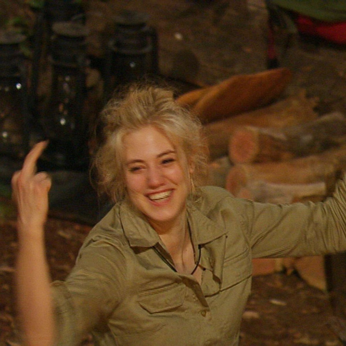 ibesbbs's tweet photo. und so hat sie die heucheleien von ihren mitcampern besser aufdecken können, als es arielle mit ihrem eingelernten programm je schaffen würde. das publikum hat es ihr gedankt, indem es zu fleiß melanie müller zur dschungelkönigin gewählt hat. tja. #ibes https://t.co/47M8lqx0wf