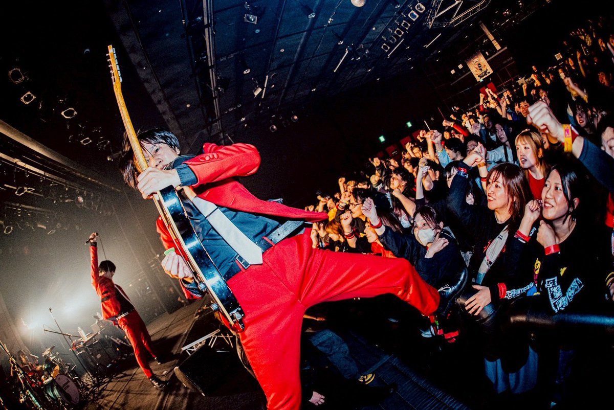 2YOU_MAGAZINE's tweet photo. #でらロック2026
ビレッジマンズストア

名古屋のでっかいサーキットは名古屋のかっちょいいバンド、ビレッジマンズストアが締めなきゃ。サーキットだからって此処にいる奴ぁ全員みちづれ。何言ってるかわからないかもだけど音出さなくても飛べるんだぜ。そしてお帰りみっちゃん！

📷 @musicmagic3923 https://t.co/xgDsEXyivD
