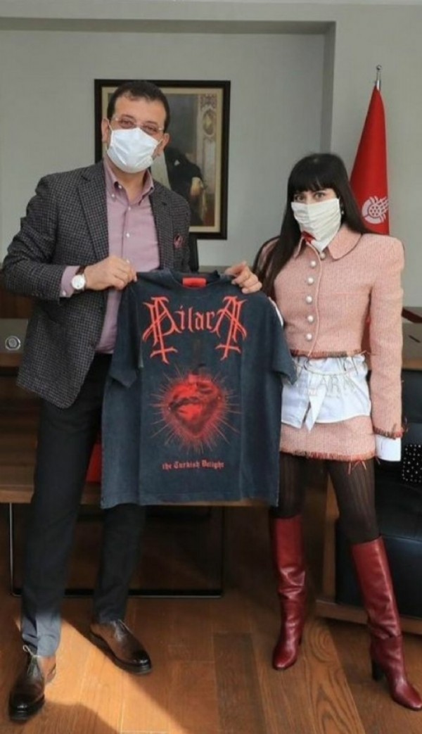 Dilara Fındıkoğlu'nun Zulfaris Sinagog'undaki doğum gününden birkaç kare. Birçok Türk modacının yapamadığını yapıp ünlü Hollywood yıldızlarını, mankenleri ve şarkıcıları giydiriyor. Margot Robbie, Lady Gaga ve Bella Hadid bunlardan sadece birkaçı. Son görselde sürpriz bir isim