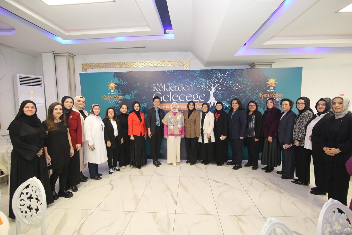 AK Parti Sakarya İl Kadın Kolları Başkanlığı olarak düzenlediğimiz “Köklerden Geleceğe Teşkilat Çalıştayı”nda AK Kadınlar ile buluştuk.

TBMM KEFEK Başkanımız Sakarya Milletvekilimiz Çiğdem Erdoğan’a ,Kadın Kolları Genel Merkez MKYK Üyemiz ve İl Koordinatörümüz İpar Katre’ye ve