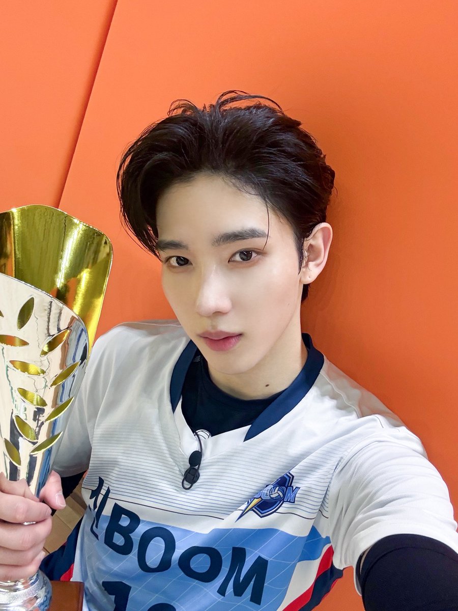 LUN8_official's tweet photo. [📸] 260201 MBN <#스파이크워>

신BOOM 팀의 파이널 매치 승리 🏆🏐

어떠한 상황에서도 포기하지 않고
러베이트의 자랑이 되기 위해 끝까지 노력한
카엘에게 많은 칭찬 부탁드립니다 🧡

#루네이트 #LUN8 
#카엘 #Chael https://t.co/hyxJuNHCiu