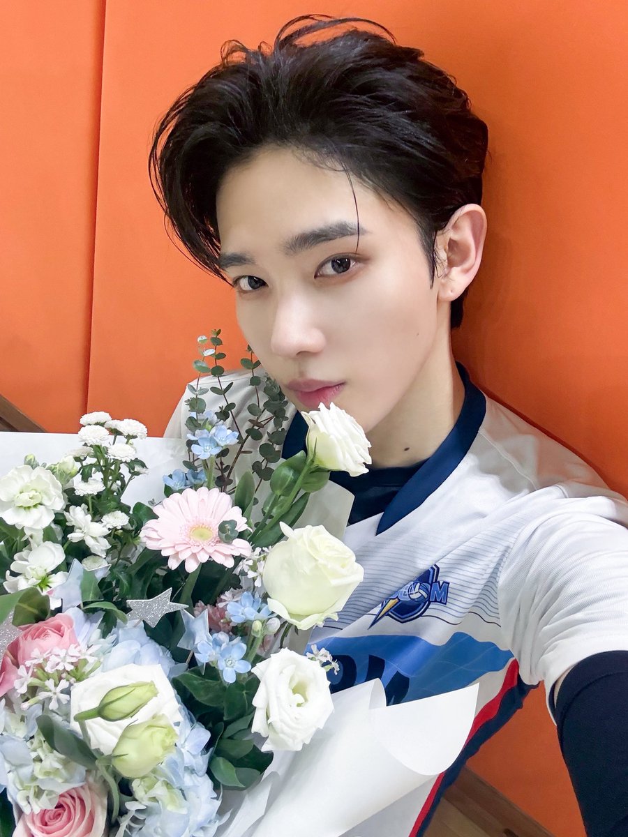 LUN8_official's tweet photo. [📸] 260201 MBN <#스파이크워>

신BOOM 팀의 파이널 매치 승리 🏆🏐

어떠한 상황에서도 포기하지 않고
러베이트의 자랑이 되기 위해 끝까지 노력한
카엘에게 많은 칭찬 부탁드립니다 🧡

#루네이트 #LUN8 
#카엘 #Chael https://t.co/hyxJuNHCiu