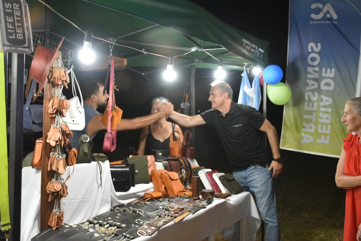 Este sábado vivimos una hermosa noche de carnavales en el Distrito. Familias y jóvenes compartiendo, reposeras por todos lados y un clima que invitó a quedarse, charlar y disfrutar juntos.

Con casi un centenar de emprendedores y emprendedoras, la fiesta 
instagram.com/p/DUODFH6kbk-/…