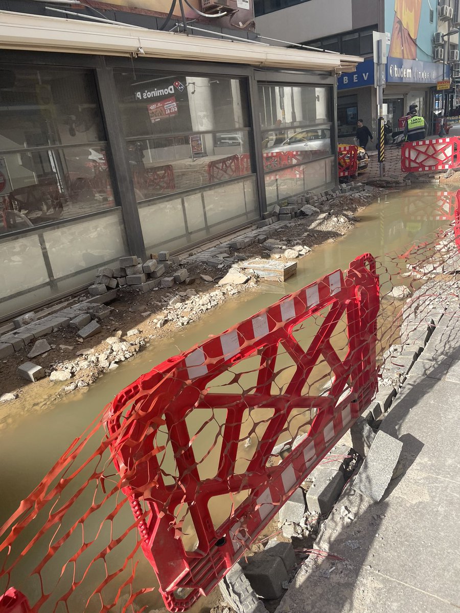 fofenkovski's tweet photo. @izmir Şaka gibi daha geçen alsancak göleti diye dalga geçmiştim. nereden baksan 1.5 metre vardır derinliği https://t.co/auUzfX7OlJ