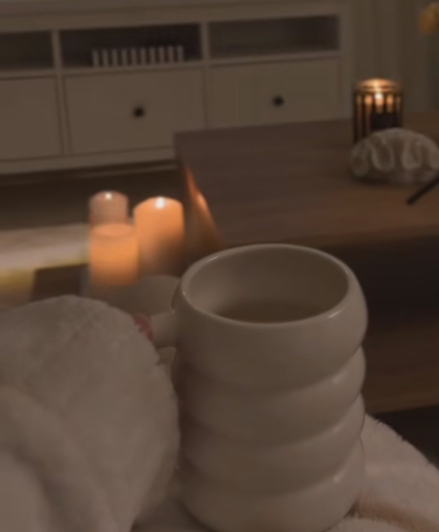 أخبرهم بإنك تهواني 
وأنّ إسمي يمرّ في قلبك 
كما يمرّ الضوء في نافذة مُغلقة
أخبرهم أنني
لستُ حكاية عابرة
ولا مزاج مساء
بل يقينك حين يخذلك العالم
وصوتي يسكنك 
حتى في صمتك
وأن غيابي لا يعني الرحيل 
بل شوقاً
يؤجل كل ليله
أخبرهم بإنك تهواني
لأن قلبي 
لم يتعلم أن يكون 
إلا معك🤍
#مشاعر