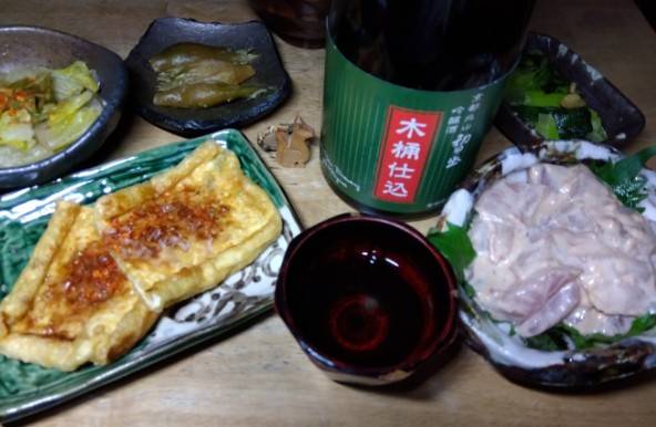 今日のお酒は、初日の出の吟醸酒木桶仕込。
京都北山のお酒〜落ち着くお味！
初午なので油揚げ〜(雑)おかかぽん酢で。
初午…午年…「ウマ」ヅラハギ肝和え買ってきて！
いただきモノの茗荷酒粕和え(美味しい！)。
菜花大蒜炒めにして白菜は酒蒸ししまして〜