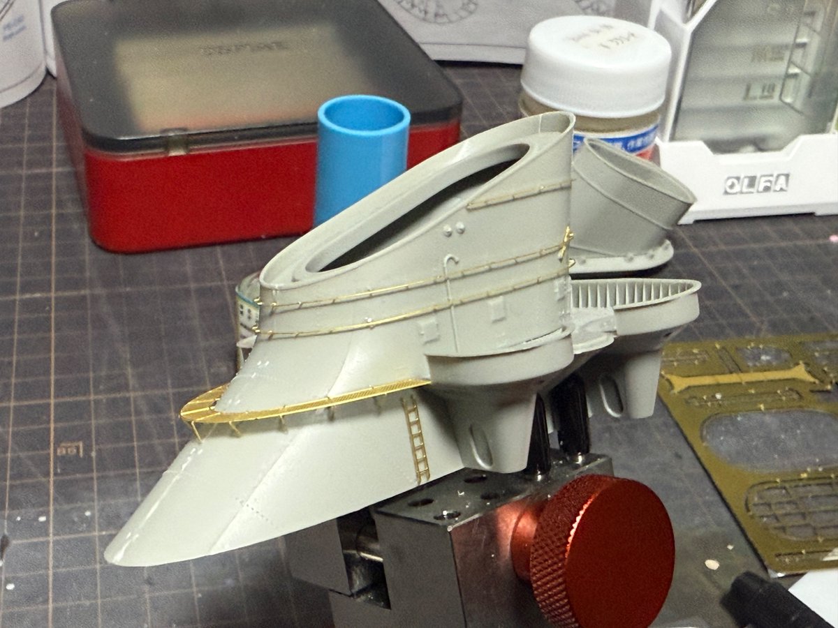 モノクローム1/200大和
えんとつのジャッキステーをつけた
アロンアルファ光があるとこんなにも簡単につくとは、、、

アロンアルファ光は、拭き取りして蓋するとか、必要以上に絞らないとか、どんだけ気を遣っていてもキャップが閉じれなくなる
交換用のキャップだけ売って欲しい
#きょうの大和