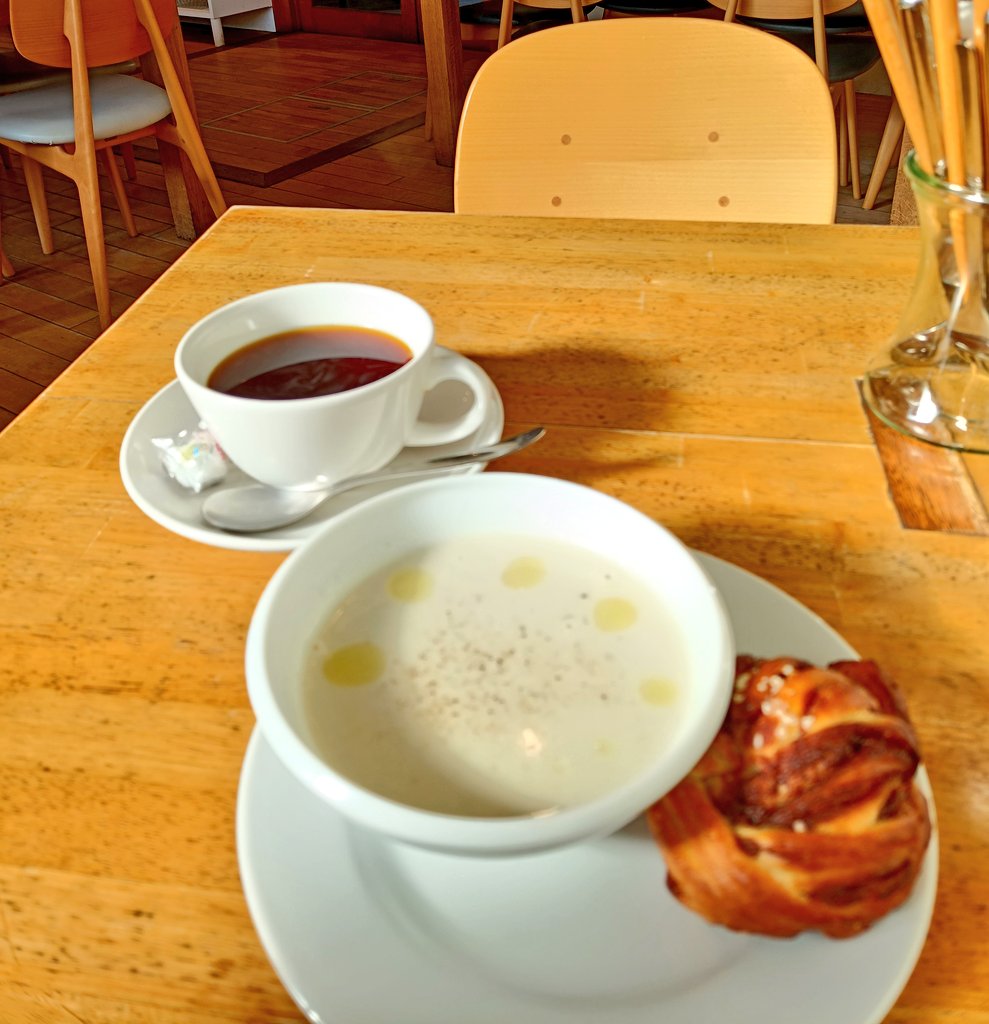 3/15(日)はノマトリさんツアーゲスト！
会場の鎌倉長谷にあるMelting potさんは、空間もメニューも味もスウェーデン✨️
長谷の大仏や海にも近いオススメのカフェです。ここで🇸🇪の音を聞けるのが本当に楽しみです😆

ご予約、お問い合わせお受けしております！yataume@gmail.com