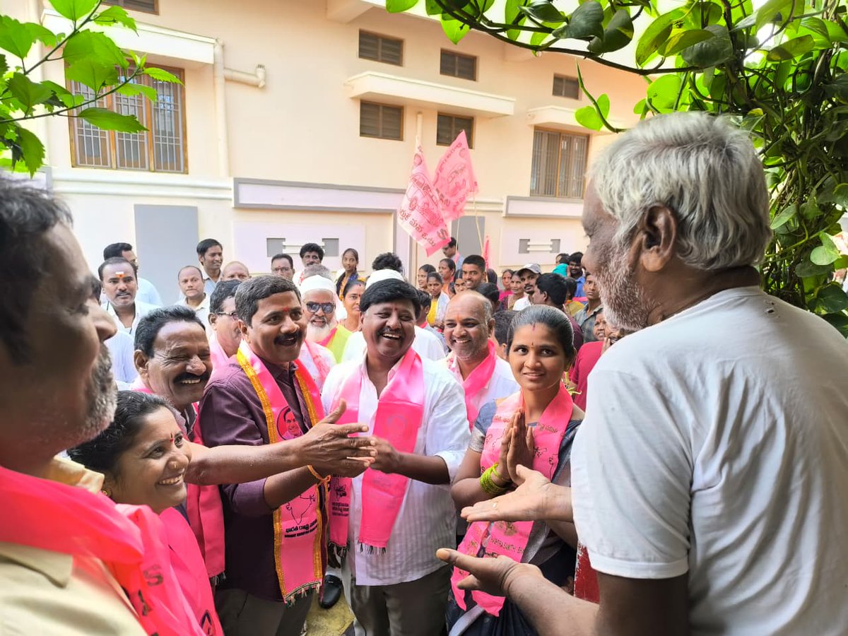TrsRangusuma's tweet photo. జోగులాంబ గద్వాల జిల్లా 
 గౌరవనీయులైన
MLC చల్లా వెంకటరామిరెడ్డి గారు 
MLA విజయుడు గారు 
 ఆధ్వర్యంలో 
 అయిజ - మున్సిపాలిటీలో 
BRS పార్టీ 🚗🚗🚗🚗🚗🚗
7 వార్డు సరోజమ్మ 
8 వార్డు మాల నరసింహులు 
9 వార్డు ఎరుకల శివ 
13 వార్డు cm సురేష్ 
 17 వార్డు మాల పద్మ అభ్యర్థులు అందరూ కలిసి  గడప. https://t.co/sphGt7FawV