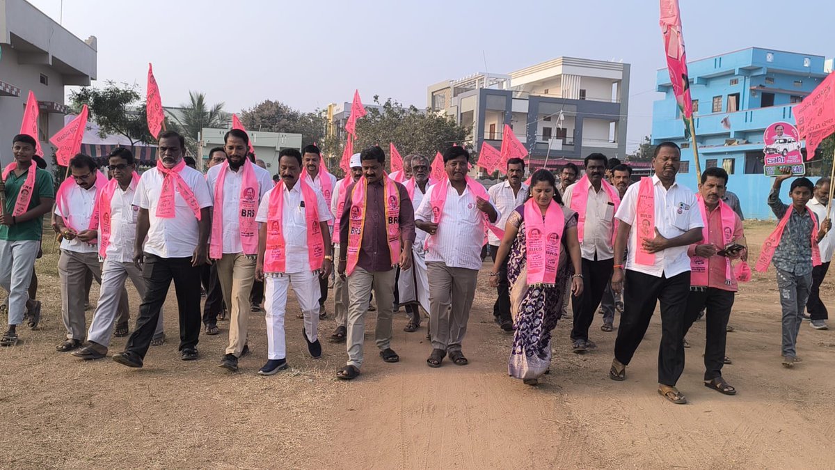 TrsRangusuma's tweet photo. జోగులాంబ గద్వాల జిల్లా 
 గౌరవనీయులైన
MLC చల్లా వెంకటరామిరెడ్డి గారు 
MLA విజయుడు గారు 
 ఆధ్వర్యంలో 
 అయిజ - మున్సిపాలిటీలో 
BRS పార్టీ 🚗🚗🚗🚗🚗🚗
7 వార్డు సరోజమ్మ 
8 వార్డు మాల నరసింహులు 
9 వార్డు ఎరుకల శివ 
13 వార్డు cm సురేష్ 
 17 వార్డు మాల పద్మ అభ్యర్థులు అందరూ కలిసి  గడప. https://t.co/sphGt7FawV