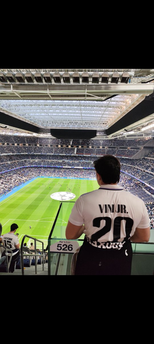 Gracias <a href="/vinijr/">Vini Jr.</a> por volcarte por ese escudo tantísimas veces, por usar los pitos como combustible, por regalarnos jugadas imposibles, por besarte el escudo y por darlo TODO desde el minuto 1 al 90. 

El jugador favorito del madridismo real y sin complejos. Te queremos.