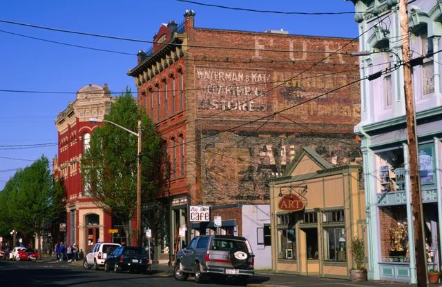 luusssso's tweet photo. One thing American infrastructure got absolutely right

The small town Main Street 

We should be doing everything possible to preserve and revive them https://t.co/VDcuufDxWB
