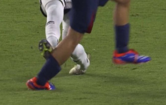 CuentaMister's tweet photo. El año pasado Pathe Ciss le hizo esta entrada criminal a Pedri en la cara de Soto Atraco y por supuesto con VAR... amarilla, con 1-2 y al Barça costándole un mundo ganar. Hoy, con 1-1 y a falta de 10 minutos como con Nyom en Getafe, fueron muy rápidos para dejar con 10 al Rayo y darle otros 2 puntos extra (como ante Osasuna, Mallorca, Alavés, Barça, Elche, Getafe...) al Real club del régimen: TRAMPAS.

Fútbol podrido y corrupto, pero bueno hablen de Negreira y no hagan informe pericial de los 17 años de arbitrajes, tapen la realidad con la prensa controlada.

¿Qué sentirá esta gente con estas victorias tan descaradas?