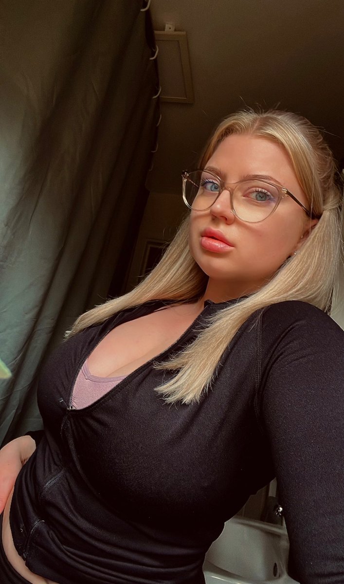 Leah_b98's tweet photo. Going to the gym to work on my body… compliments welcome 😉 https://t.co/aNdyqww94X