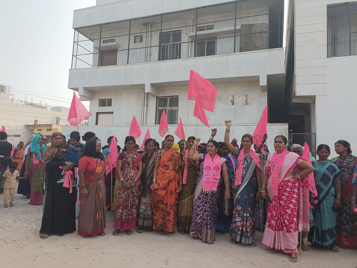 TrsRangusuma's tweet photo. జోగులాంబ గద్వాల జిల్లా 
 గౌరవనీయులైన
MLC చల్లా వెంకటరామిరెడ్డి గారు 
MLA విజయుడు గారు 
 ఆధ్వర్యంలో 
 అయిజ - మున్సిపాలిటీలో 
BRS పార్టీ 🚗🚗🚗🚗🚗🚗
7 వార్డు సరోజమ్మ 
8 వార్డు మాల నరసింహులు 
9 వార్డు ఎరుకల శివ 
13 వార్డు cm సురేష్ 
 17 వార్డు మాల పద్మ అభ్యర్థులు అందరూ కలిసి  గడప. https://t.co/sphGt7FawV