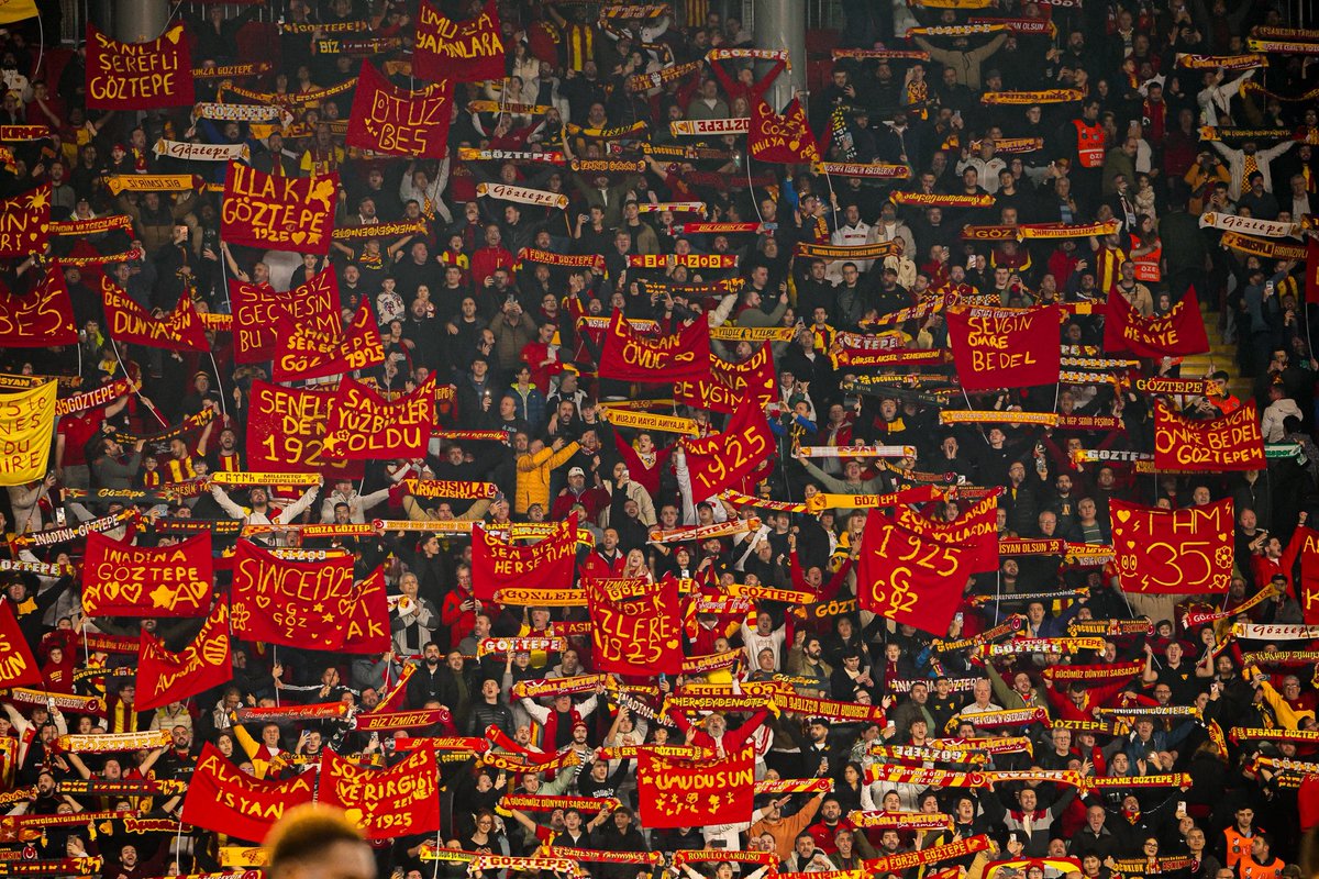 Goztepe's tweet photo. Göztepe’nin geleceği olan Göztepeli çocuklarımız, Şehrimin Takımı projesi kapsamında tribünlerimizi birbirinden güzel sopalı pankartlarla süsledi 💛❤️

Emin adımlarla hedefimize yürüdüğümüz, dünümüzden bugünlere uzanan bir miras inşa ettiğimiz bu yolculukta, başta Göztepe UniForce olmak üzere tüm Şehrimin Takımı gönüllülerine gönülden teşekkür ederiz.

#Göztepe