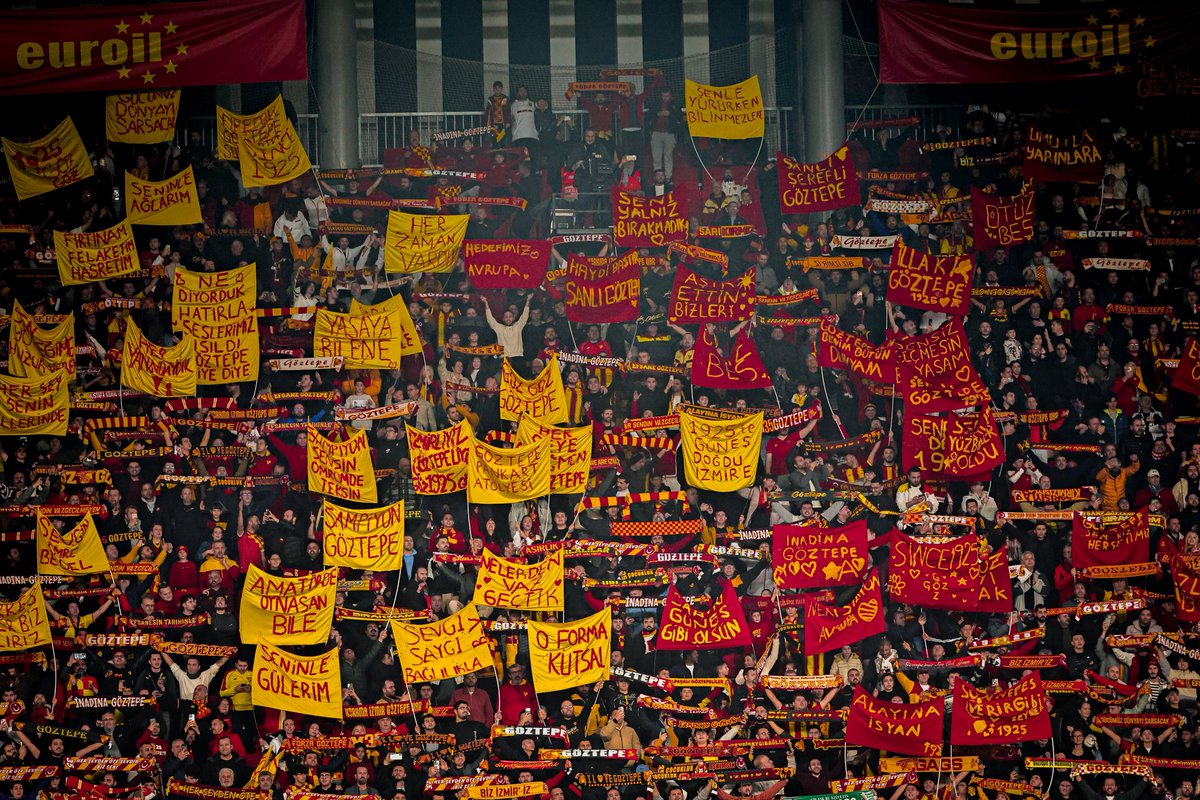 Goztepe's tweet photo. Göztepe’nin geleceği olan Göztepeli çocuklarımız, Şehrimin Takımı projesi kapsamında tribünlerimizi birbirinden güzel sopalı pankartlarla süsledi 💛❤️

Emin adımlarla hedefimize yürüdüğümüz, dünümüzden bugünlere uzanan bir miras inşa ettiğimiz bu yolculukta, başta Göztepe UniForce olmak üzere tüm Şehrimin Takımı gönüllülerine gönülden teşekkür ederiz.

#Göztepe