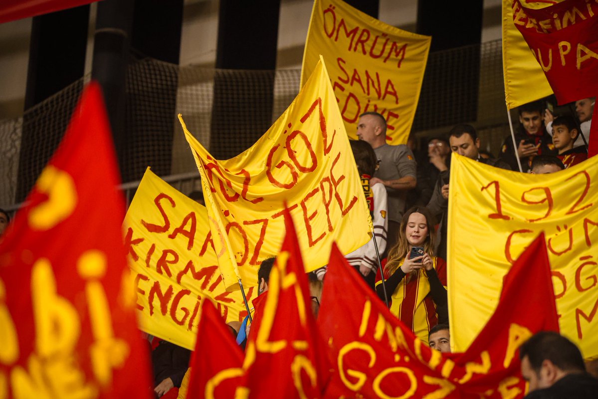 Göztepe’nin geleceği olan Göztepeli çocuklarımız, Şehrimin Takımı projesi kapsamında tribünlerimizi birbirinden güzel sopalı pankartlarla süsledi 💛❤️

Emin adımlarla hedefimize yürüdüğümüz, dünümüzden bugünlere uzanan bir miras inşa ettiğimiz bu yolculukta, başta Göztepe