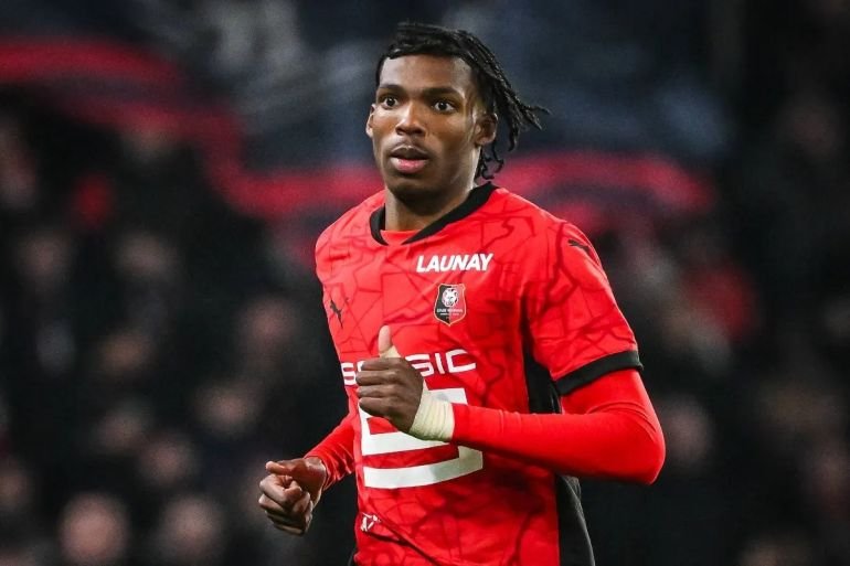 Blue_Footy's tweet photo. ‼️ Liverpool are in a battle with Chelsea for Jeremy Jacquet. It's Chelsea against Liverpool.

They are battling on every single million, on every single detail of this deal, talking to Rennes, talking to the player.

But Rennes will not sell the player in this window, it's now for the summer. Rennes will get a record sale, so more than the €64m they received from Man City for Jeremy Doku.

~ @FabrizioRomano on YouTube