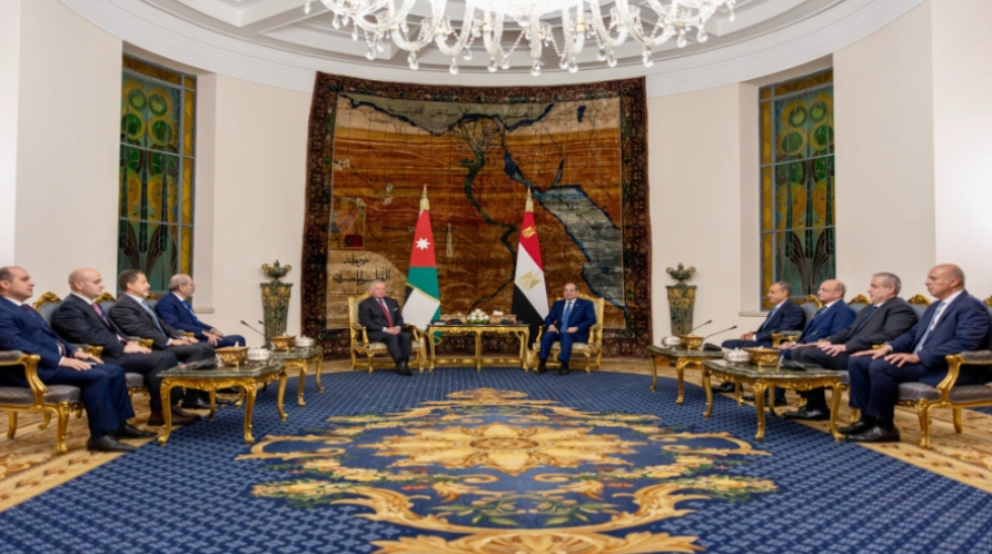 الملك والرئيس السيسي يبحثان تعزيز العمل العربي المشترك واستقرار المنطقة 