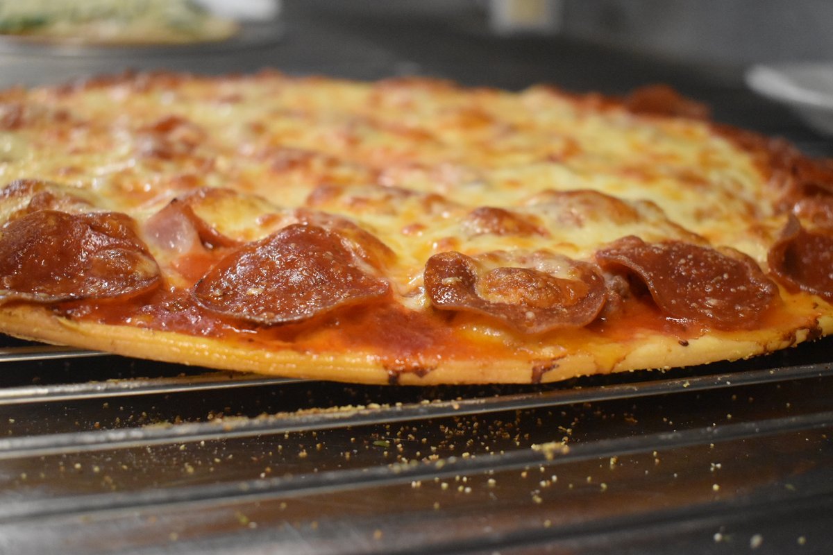 TheeUpperCrust's tweet image. Pepperoni perfection awaits with every bite of our freshly stoned cooked pizza. 🍕 #TheeUpperCrust #Pardeeville #PepperoniPizza #ChicagoPizza #PepperoniPerfection #Pardeevilleproud