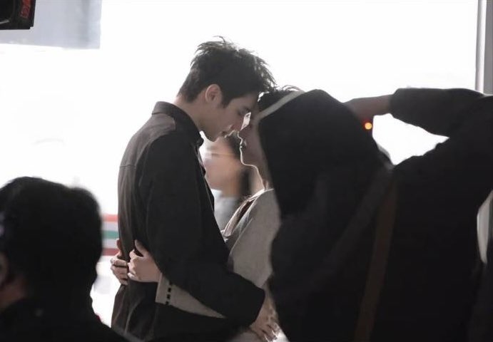 Uh so sweetnya romantisnya couple ini
Luo Yizhou as Huo Xu

#LuoYizhou
#TheWarmthInTheDark 
Cr on pict