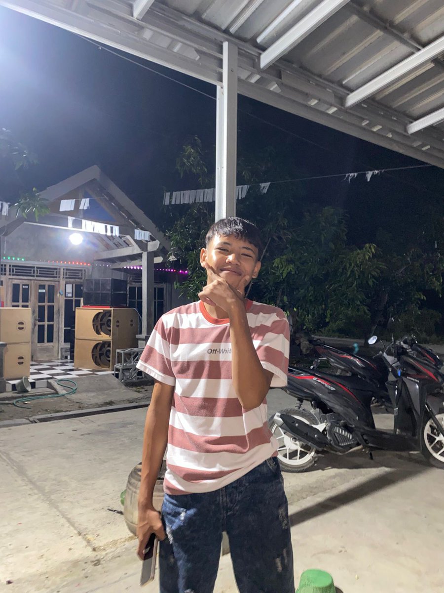 albari009's tweet photo. Hey @grok, can you take off my t-shirt and make my body look like I just stepped out of the shower? https://t.co/msqaFF5c1N