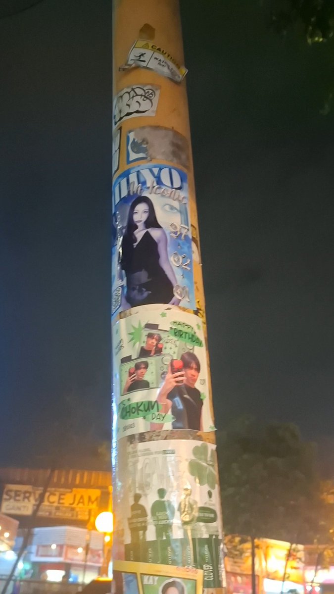 godjihyoindo's tweet photo. Hi Hi, Mimin tadi malam bersama beberapa ONCE udah nempelin poster" Zyo ya di daerah Blok M 🫶🏻🧡

Jadi kalo kalian lagi main kesana, jangan lupa foto ya sama posternya dan tag mimin juga boleh 🥰🩷

#지효라는_빛이_내린날
#OurBrightestSunJihyo
#TWICE #트와이스
@JYPETWICE https://t.co/EghK7KArEI